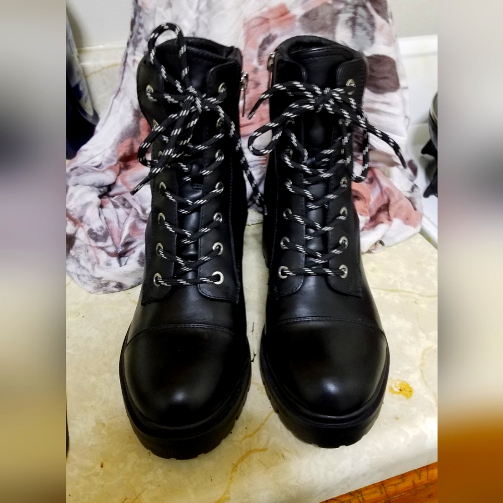 Cute Black Heel Comback Boots !!